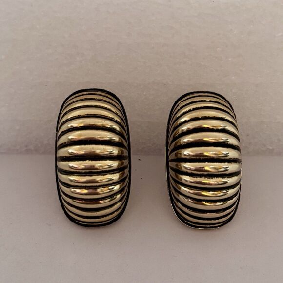 Vintage Gold Tone Ribbed Dome Clip On Earrings - Picture 1 of 4